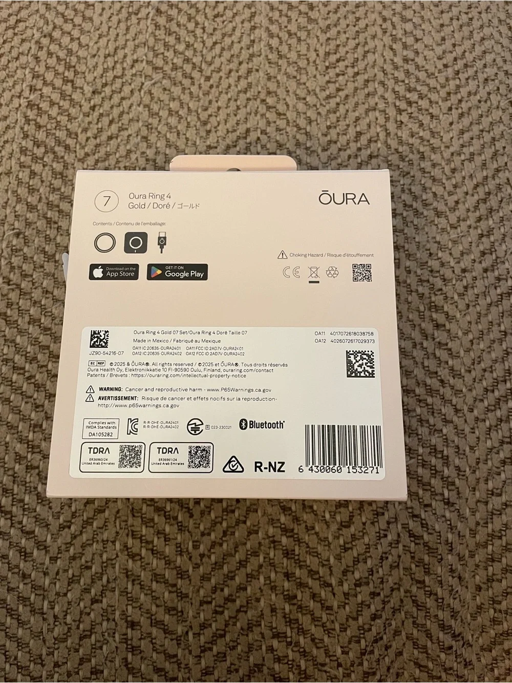 Oura Ring 4 Box with Gold and Silver Ring Illustration